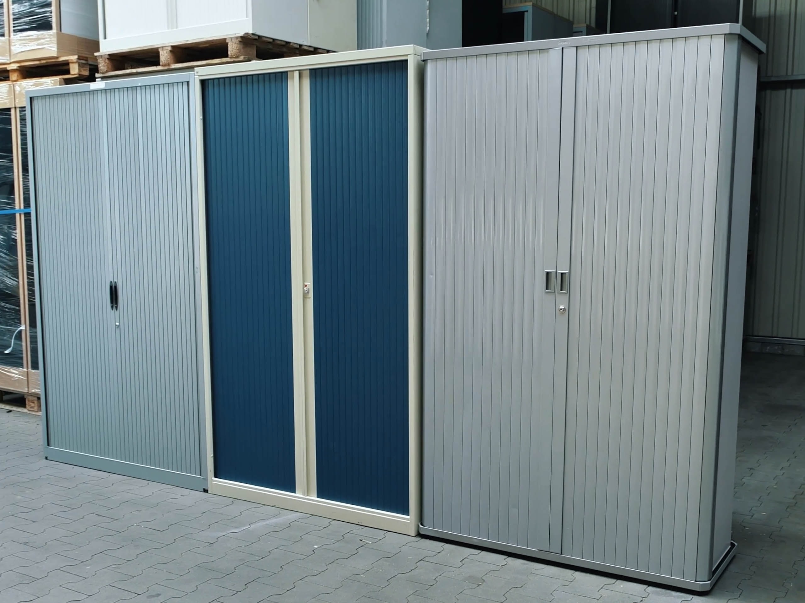 Konserwacja i Czyszczenie Szafy z Roletą – Kompletny Poradnik 1 Szafy roletowe. Źródło: Brastech