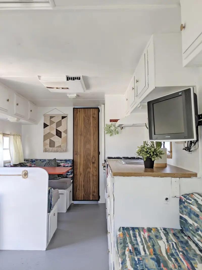 A 1970s Vintage Pop-Up Camper Remodeled to an Up to Date Space