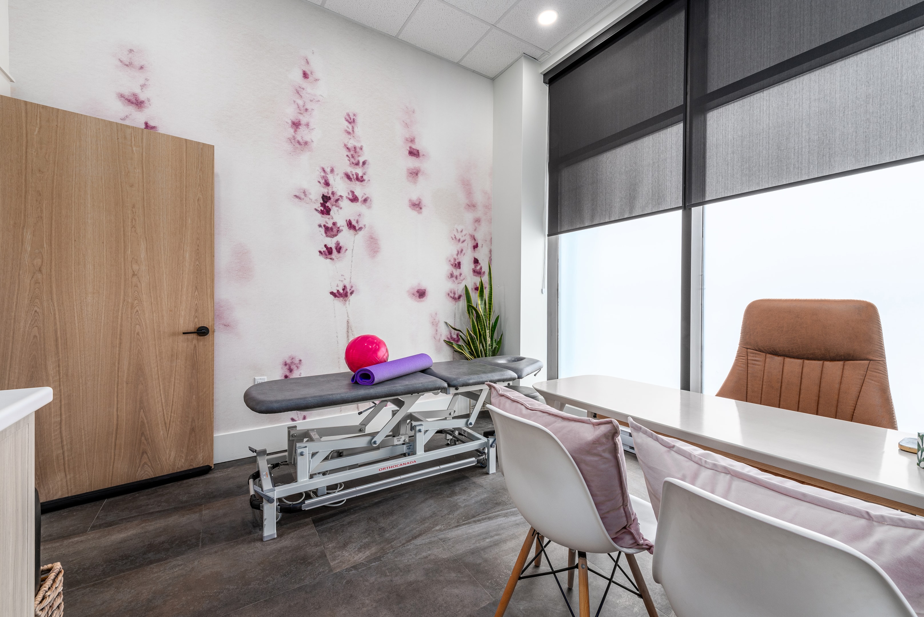 The image depicts a welcoming physiotherapy treatment room featuring comfortable seating, designed to support patients seeking pelvic floor physical therapy. This serene space aims to alleviate pelvic pain and enhance overall pelvic health through personalized treatment plans and tailored exercises.
