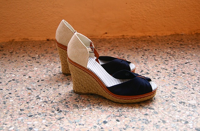 Sollten in keinem Schuhschrank fehlen: Die Keilsandalette ist der Schuh für deine sommerlichen Styles.