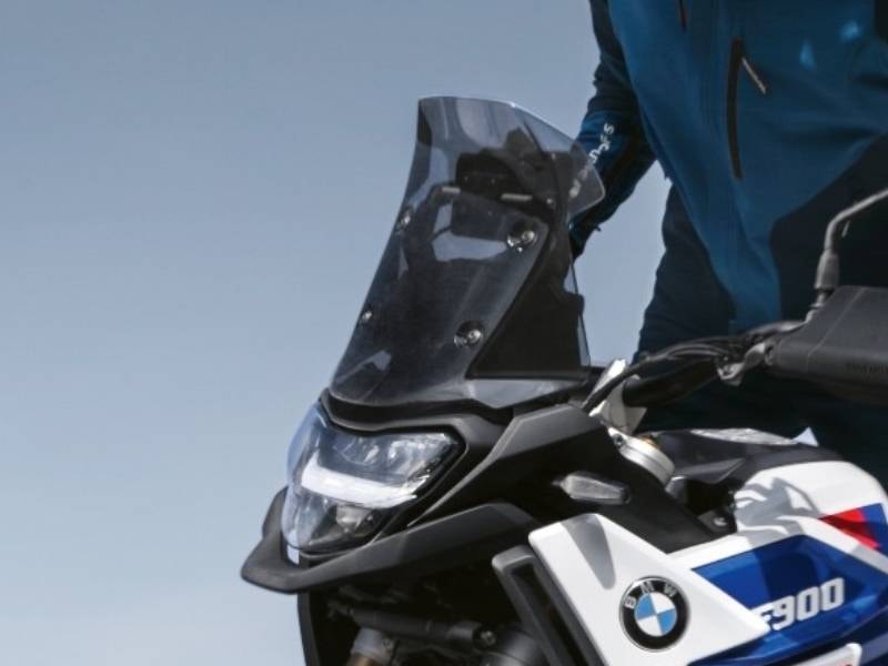 pantalla tintada montada en una moto BMW F 900 GS