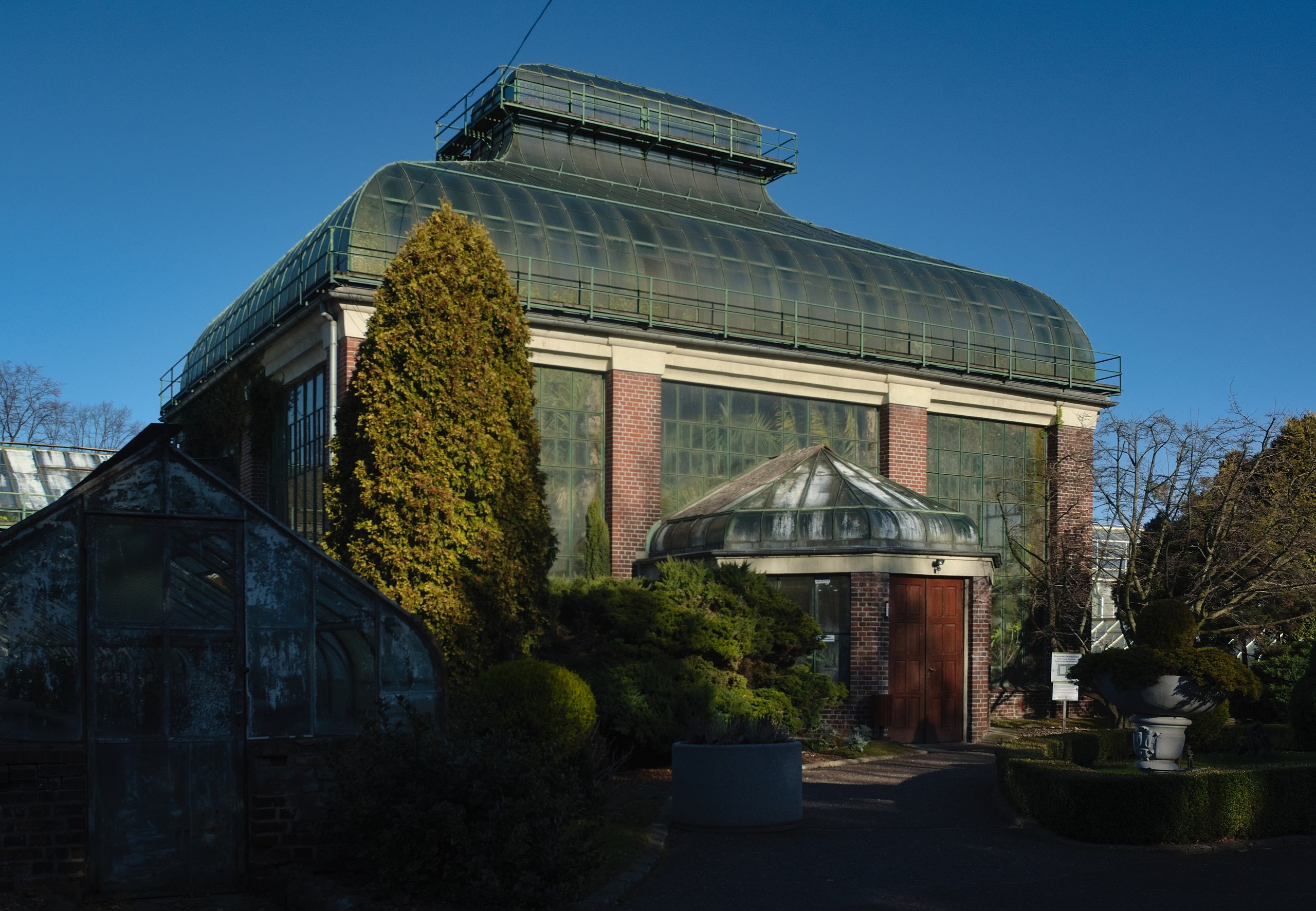 Palmiarnia w Wałbrzychu (źródło: https://commons.wikimedia.org/wiki/File:Walbrzych_Palm_House_exterior_2019.jpg)