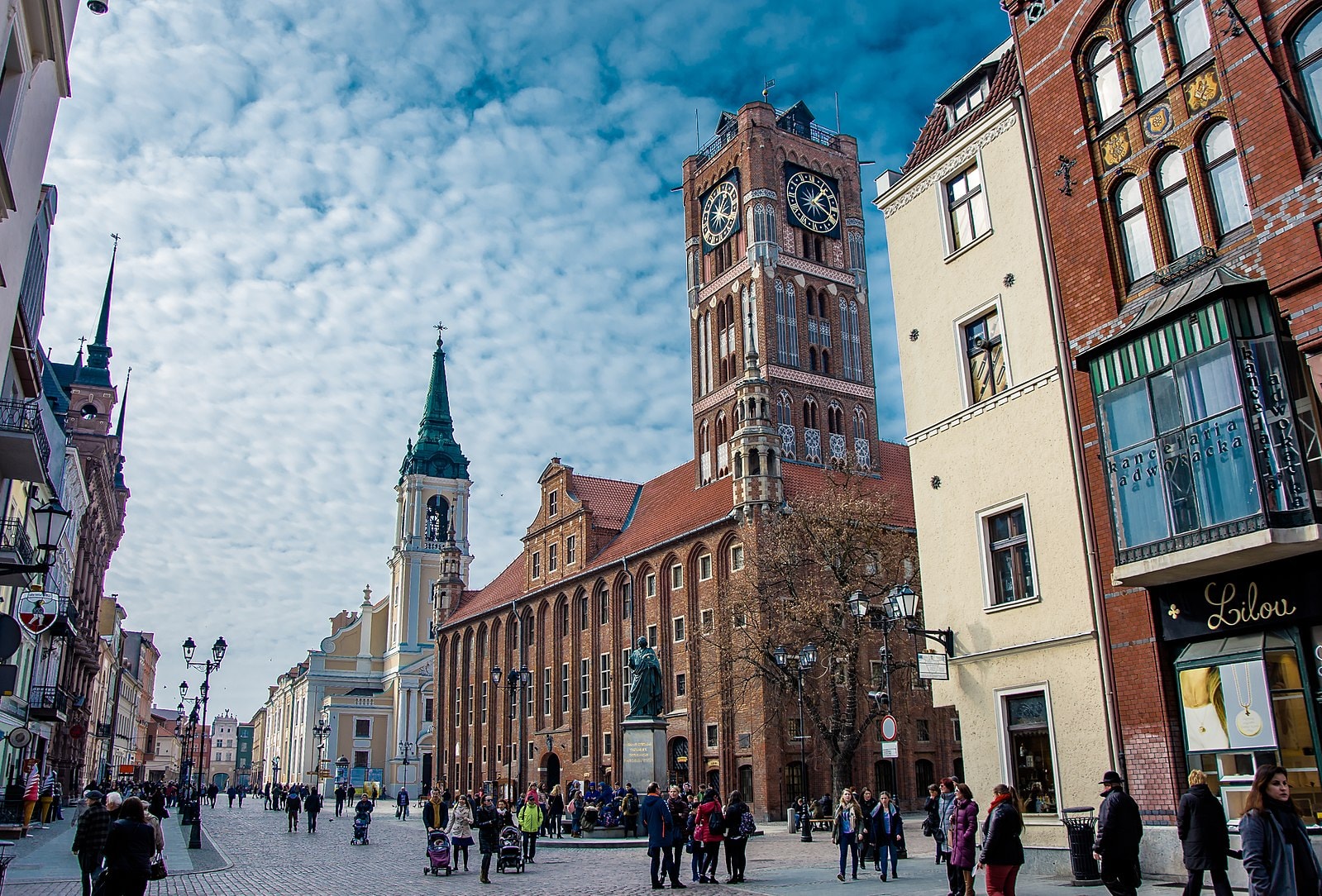 Zabytkowe Stare Miasto w Toruniu. Widok na ulicę, kamieniczki oraz zabytki. Źródło: https://commons.wikimedia.org/wiki/File:Stare_Miasto,_Ratusz_Staromiejski_w_Toruniu.jpg