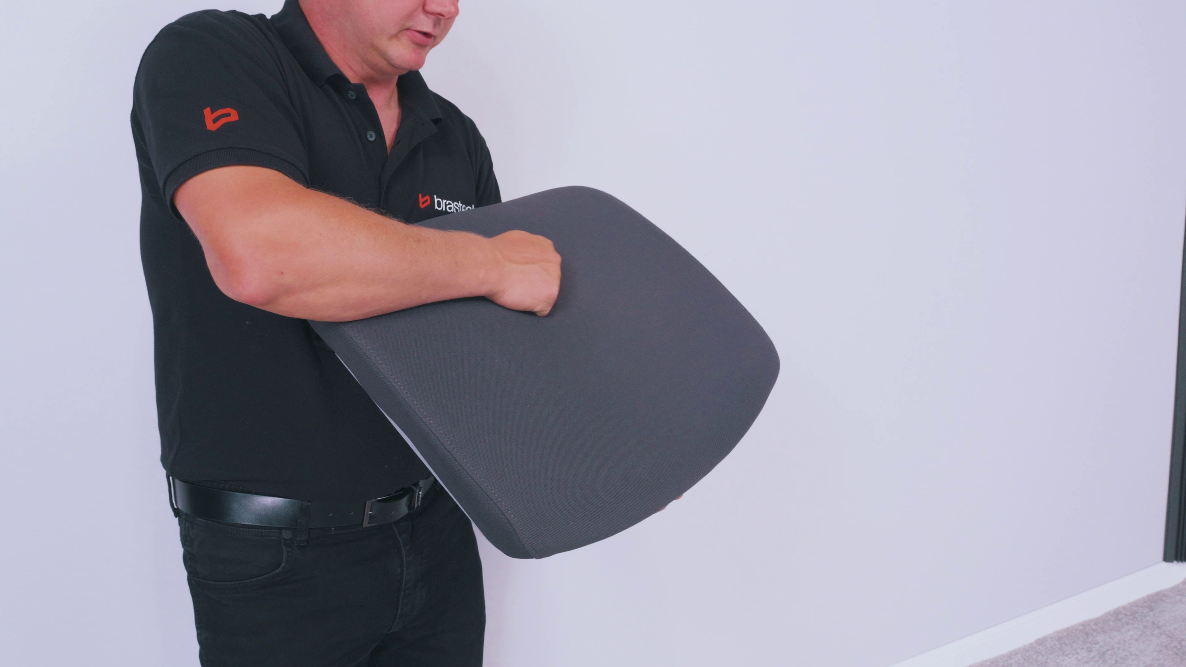 Steelcase Think V2 – niedoceniony fotel biurowy? Recenzja po serwisie kilkuset egzemplarzy 2 Test sprężystości siedziska. Źródło: Brastech