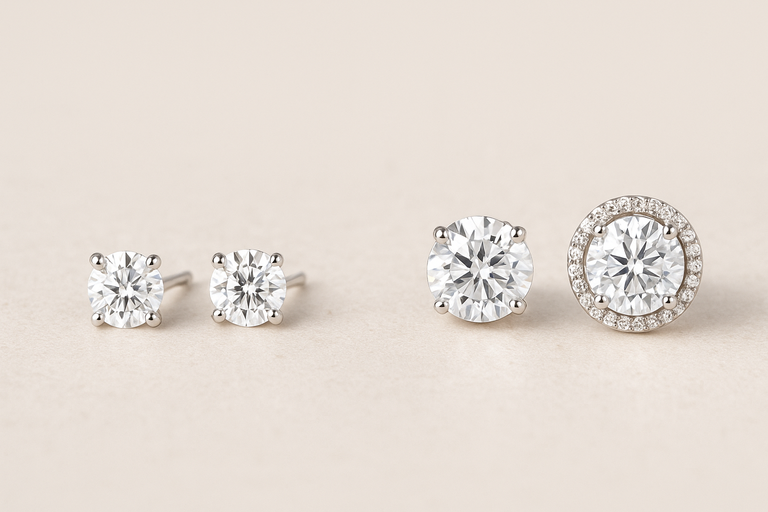 Auskarų palyginimas – klasikiniai auskarai vinukai su deimantais, vinukai įstatyti į deimantinius apvadėlius (jacket), sukuriantys vakarinės prabangos įspūdį