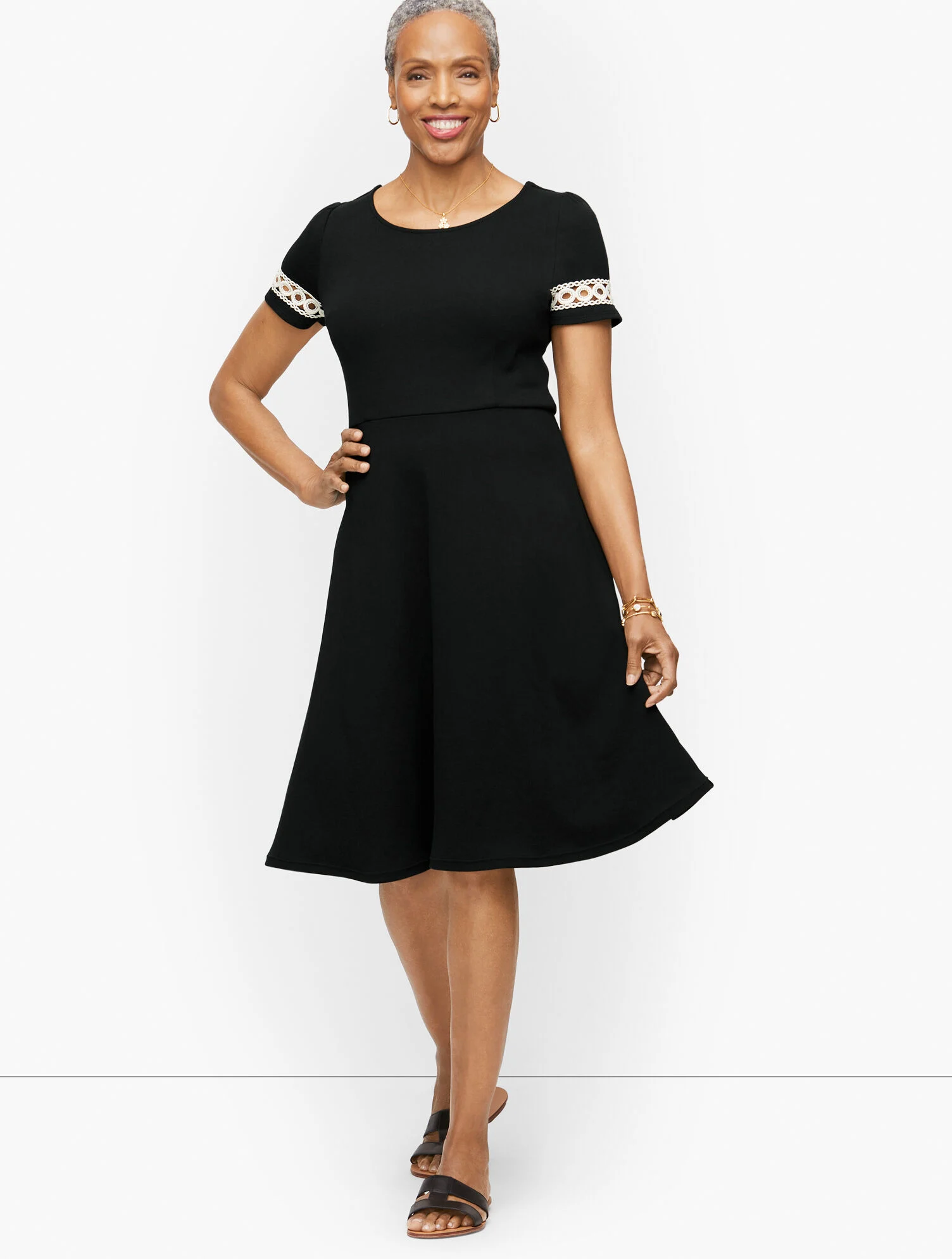 What to wear to a graduation ceremony as mom? LBD as a failproof graduation outfit idea.