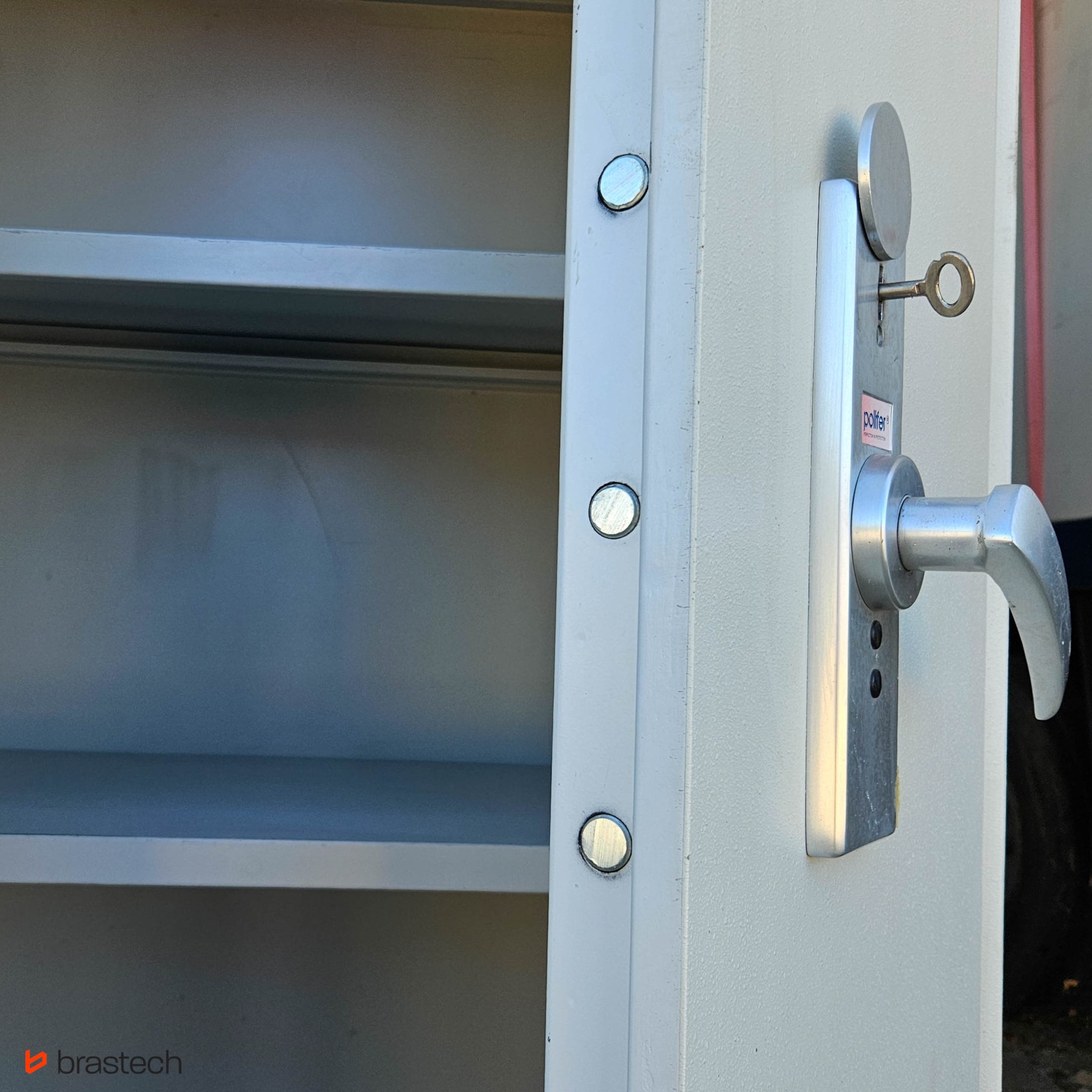 Włamanie do szafy – jak chronić dokumenty i kosztowności? 3 Bolce zabepieczające sejf. Źródło: Brastech