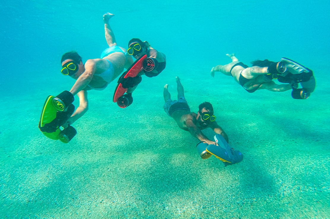 amis adulte scooter sous marin joue sous l'eau