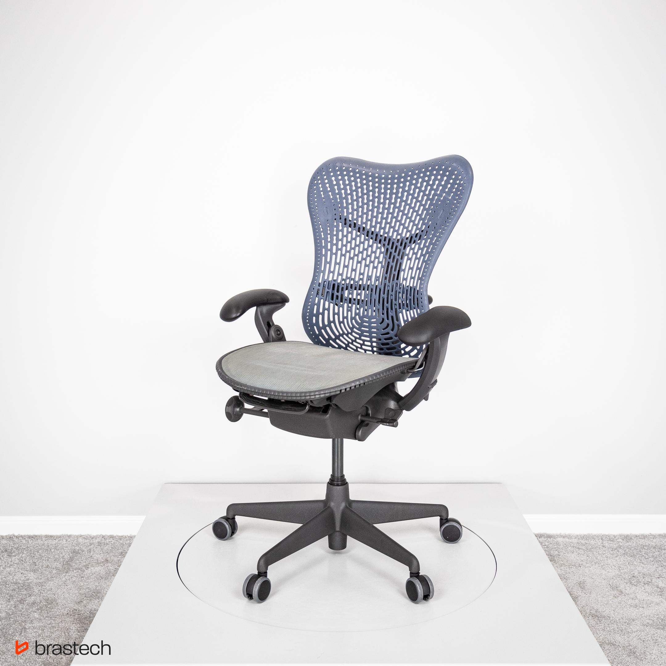 Krzesła biurowe ergonomiczne ranking 1600–2500 zł – najlepsze modele do pracy biurowej w 2026 roku 6 Herman Miller Mirra 1. Źródło: Brastech