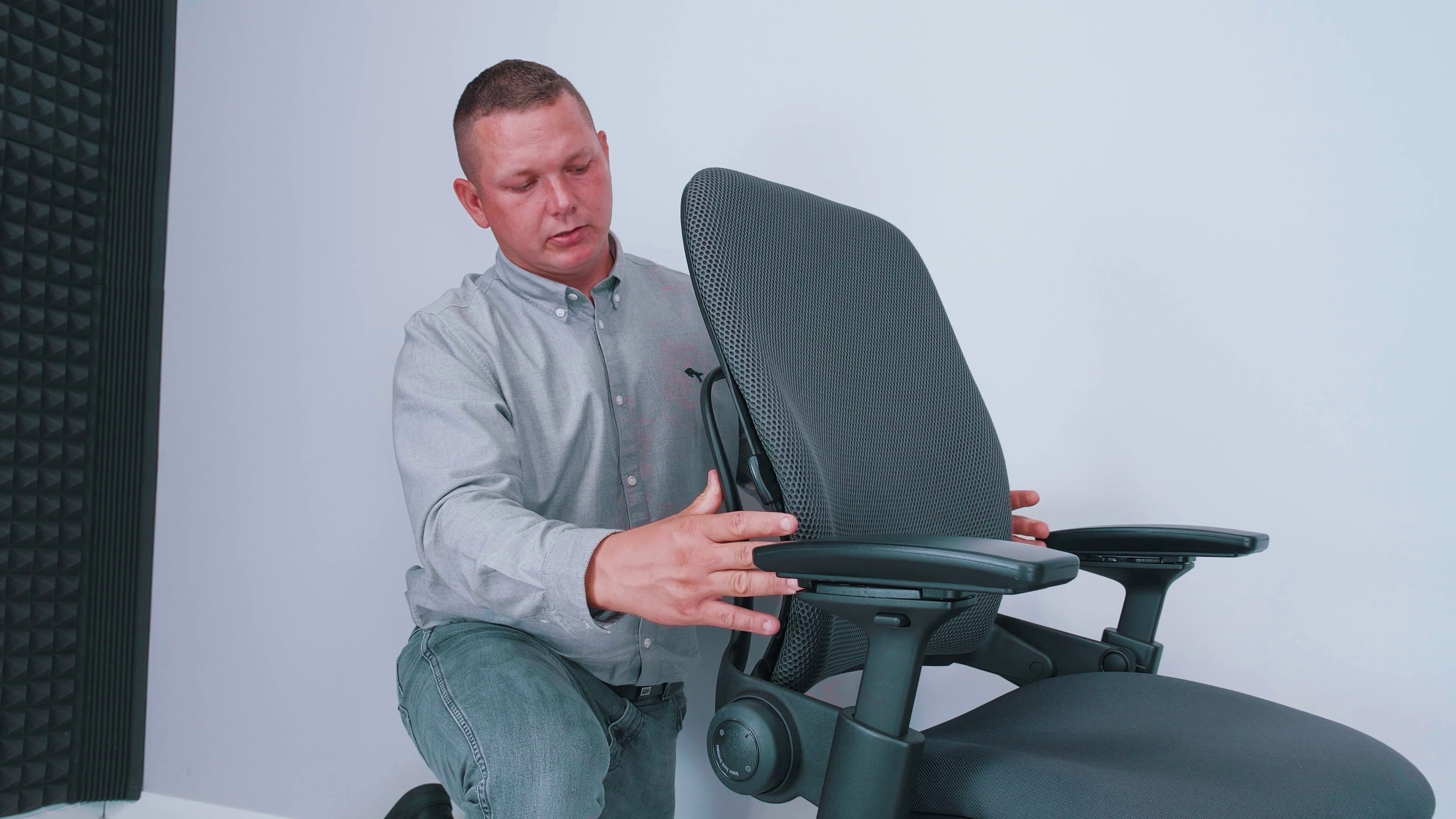 Steelcase Leap V2 vs Steelcase Gesture – który fotel ergonomiczny wybrać? 3 Praca oparcia w Steelcase Leap V2. Źródło: Brastech