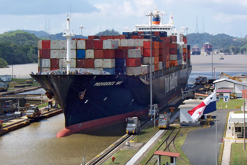 Buque de carga a la espera para poder cruzar el Canal de Panamá.