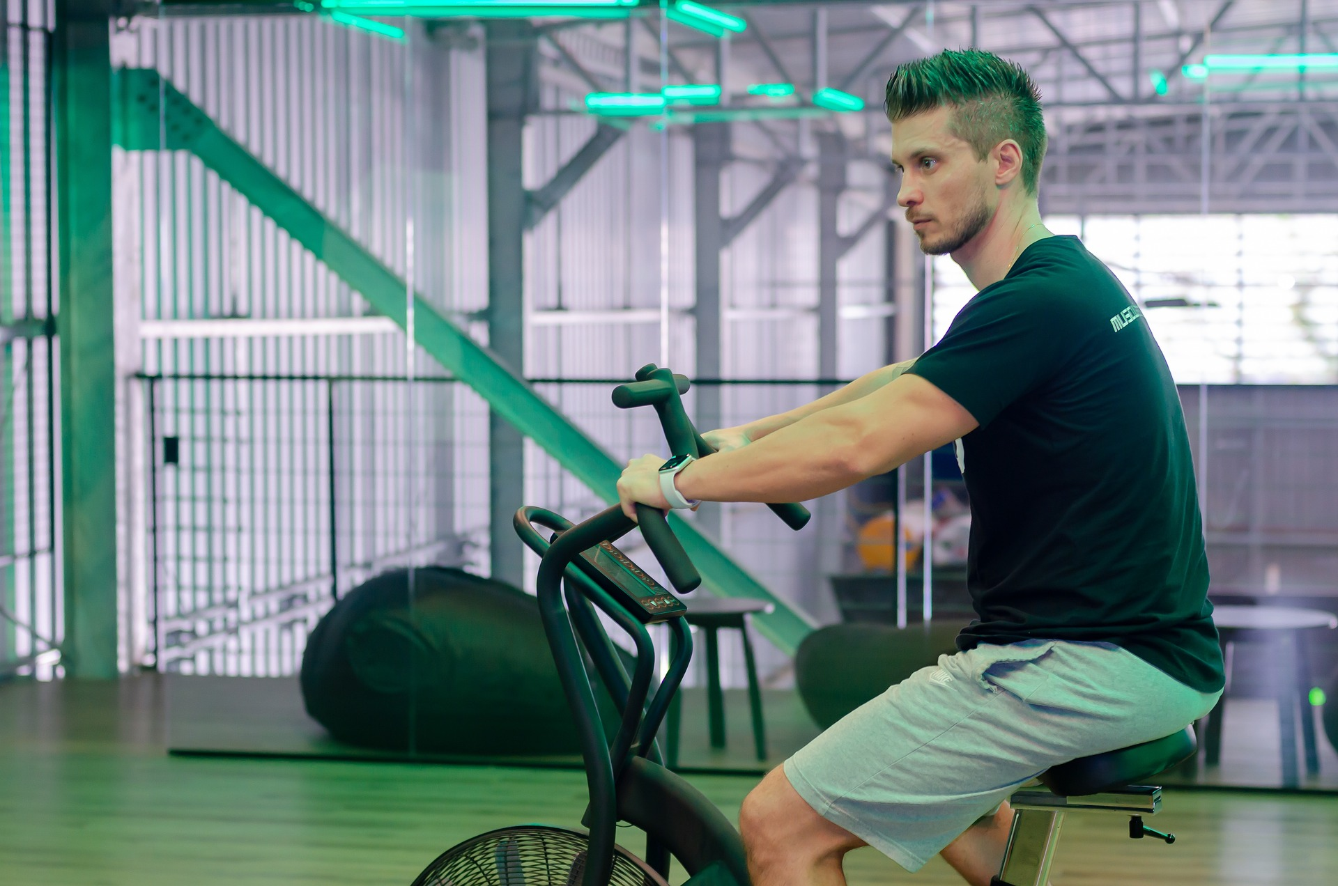 Ciclismo indoor na ergométrica - Fonte: Pixabay - Musculação MM2020
