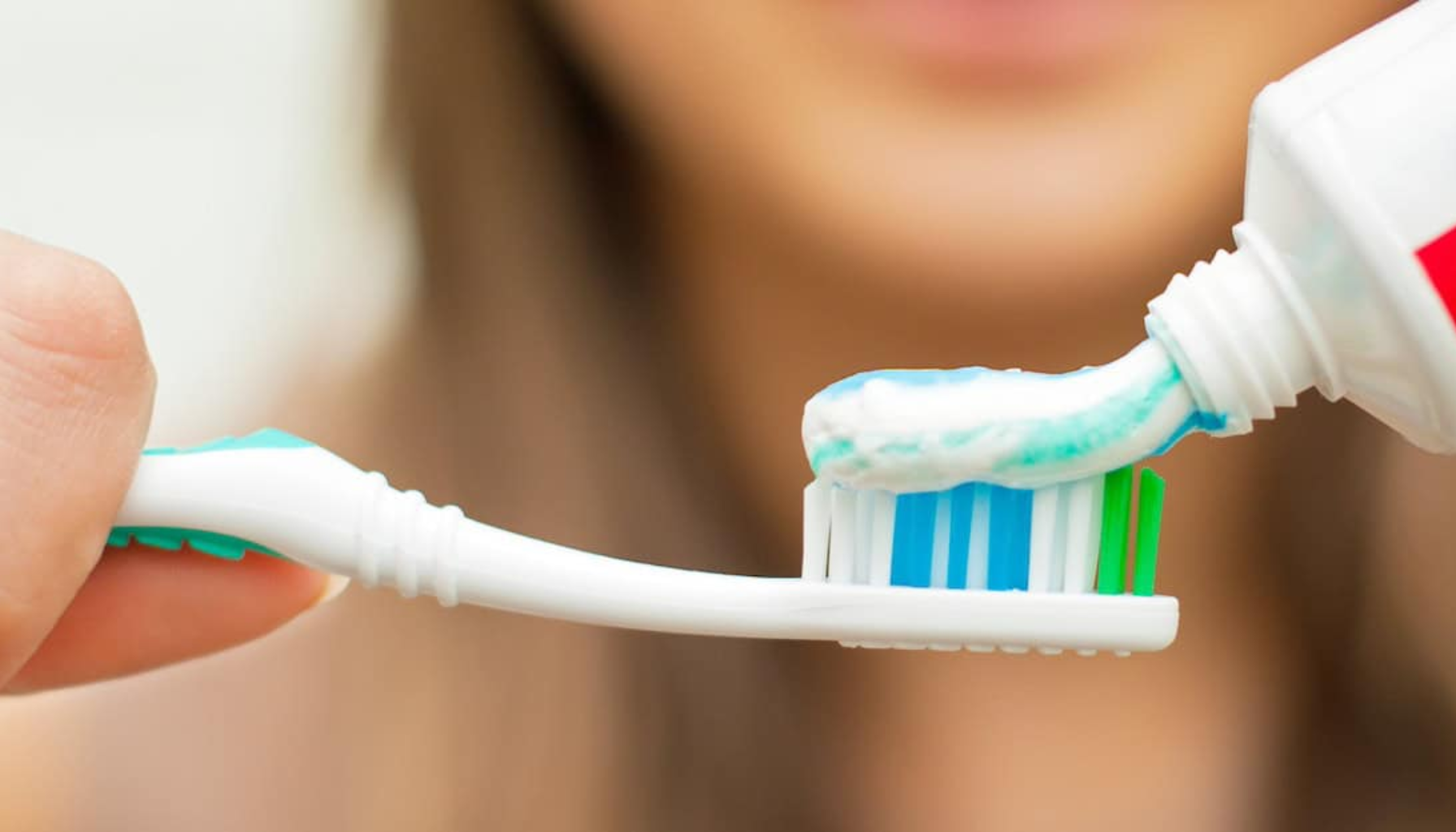 Tannkremer: Finn den som passer deg 11 Nærbilde av tannbørste med tannkrem som presses ut fra tube, symbol på god munnhygiene.
