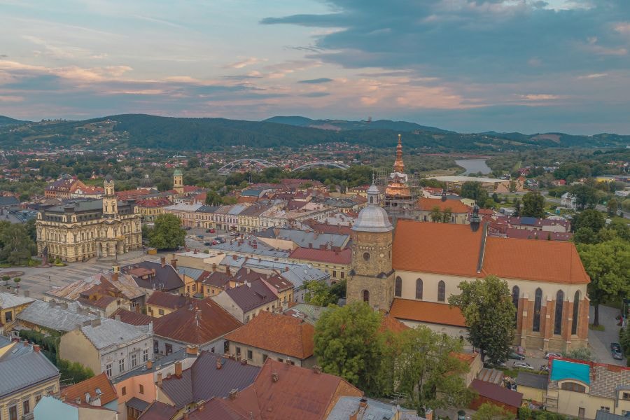 Samochód na wynajem Nowy Sącz / fot. Canva.com