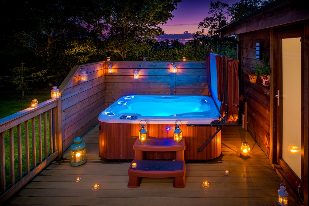 Image sourced from Wolds Edge at: https://woldsedge.co.uk/romanticlodgeshottubs/