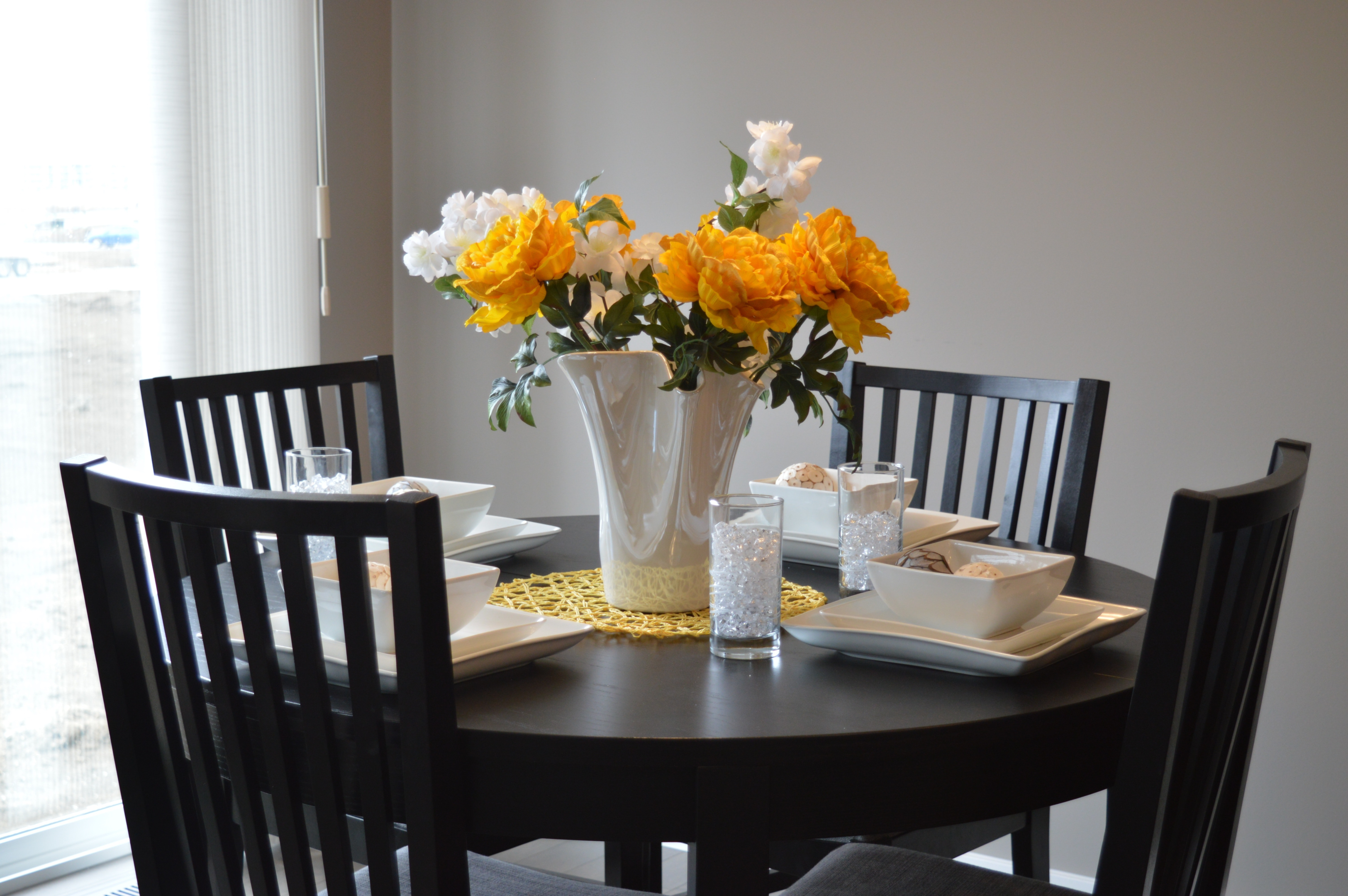 One of the dining area floor plan ideas available is a small set-up which is perfect for a family of four or below | Photo by Pixabay from Pexels