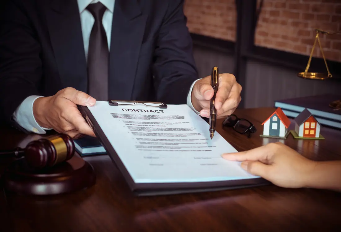 Velkojen perintä etenee vaiheittain kautta vapaaehtoisen perinnän, ja ulosottoa käytetään vasta viimeisenä keinona, ei suoraan ensivaiheessa.