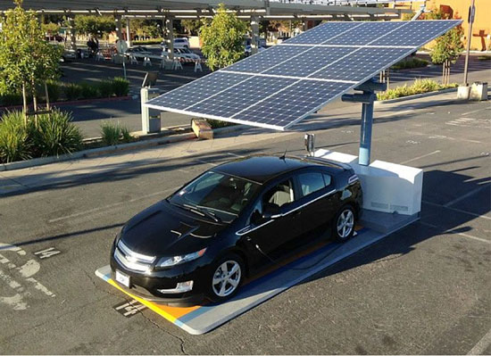 Charging electric vehicle using solar power