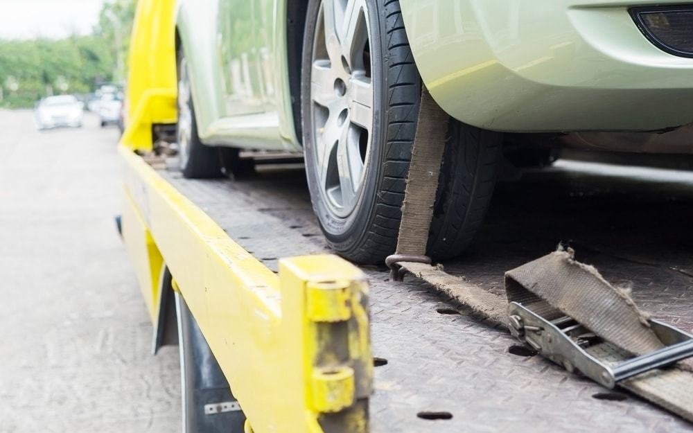 Zepsuty samochód może być odholowany na lawecie. Źródło: https://www.freepik.com/free-photo/car-transporter-breakdown-lorry-working-using-locked-belt-transport-other-green-car_3805710.htm#fromView=search&page=1&position=1&uuid=ebbca53e-e5d9-4471-9798-9c17626ba60e&query=laweta