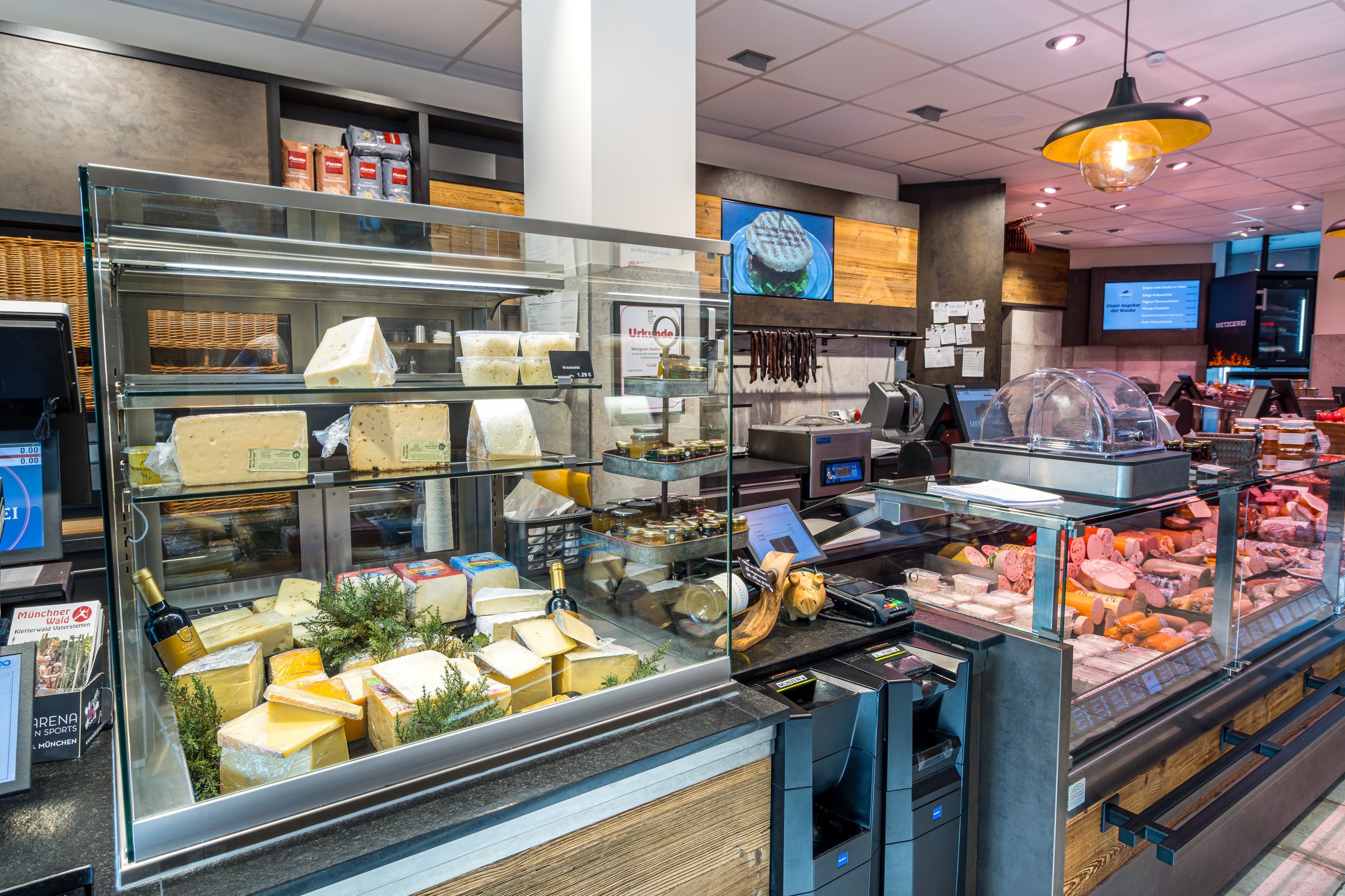 Regional einkaufen - neben Fleischwaren gibt es bei uns auch Käse und andere Spezialitäten. 