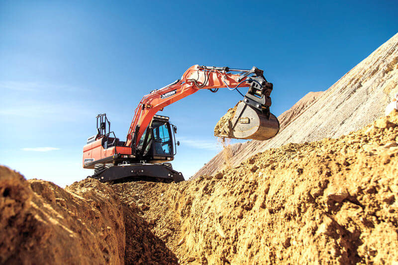 Standard tracked excavator with powerful engine allow to work effeciently in heavy duty jobs.
