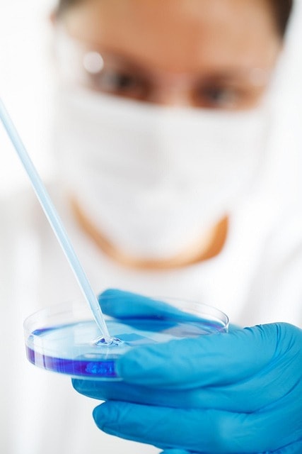 Iemand die een experiment doet