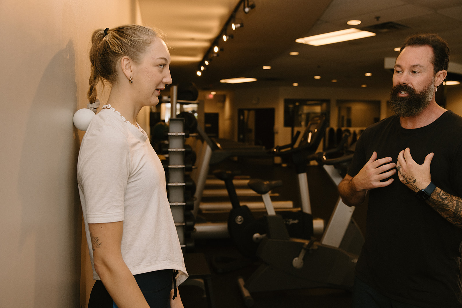 A personal trainer and a client discussing personal training session cost
