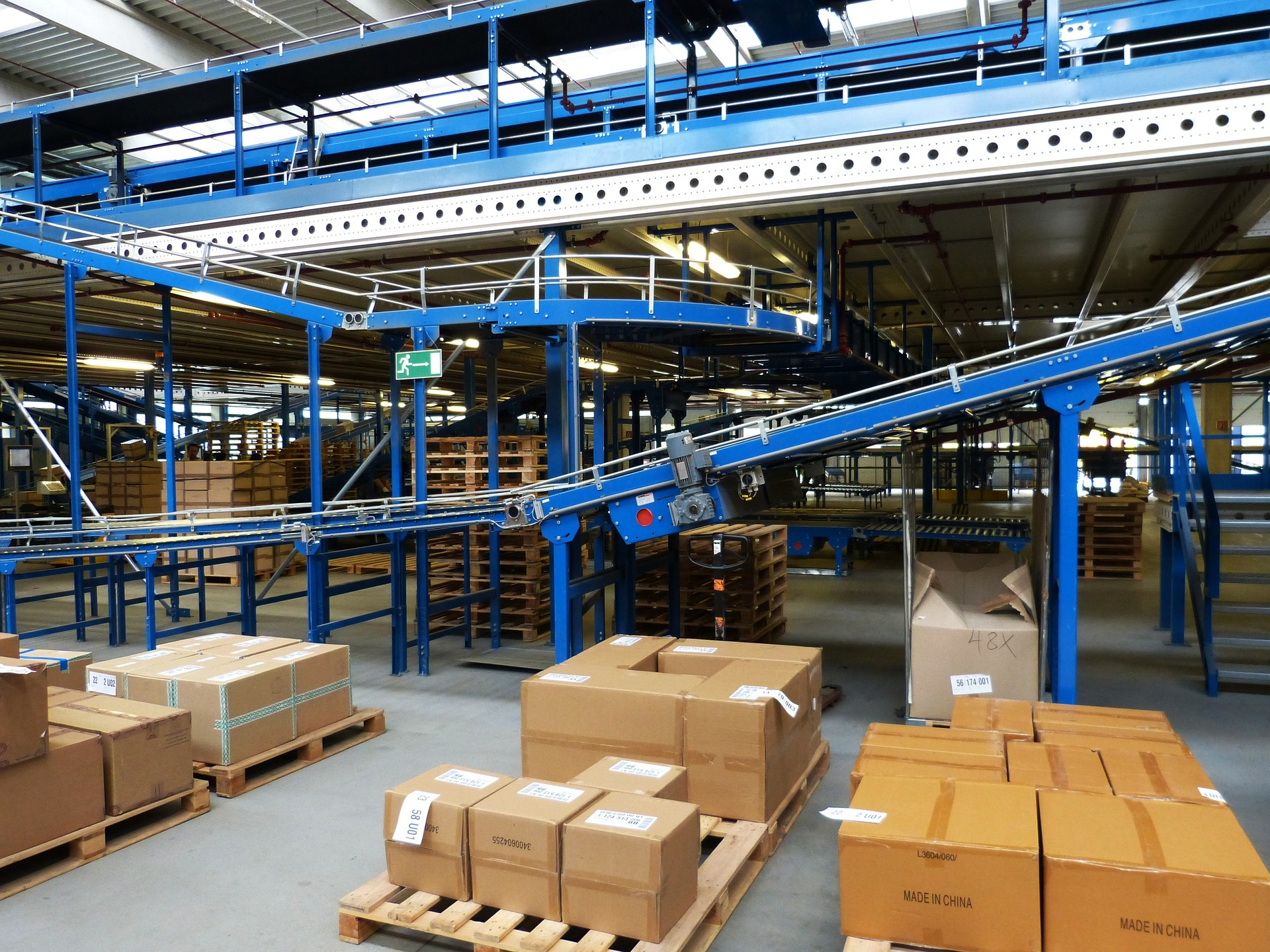 A cargo warehouse, types of air cargo.