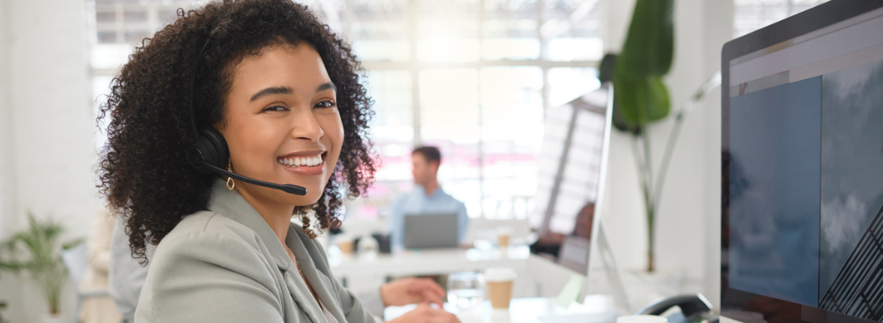 Des jeunes professionnels discutant de leurs débouchés après une formation sans le bac.