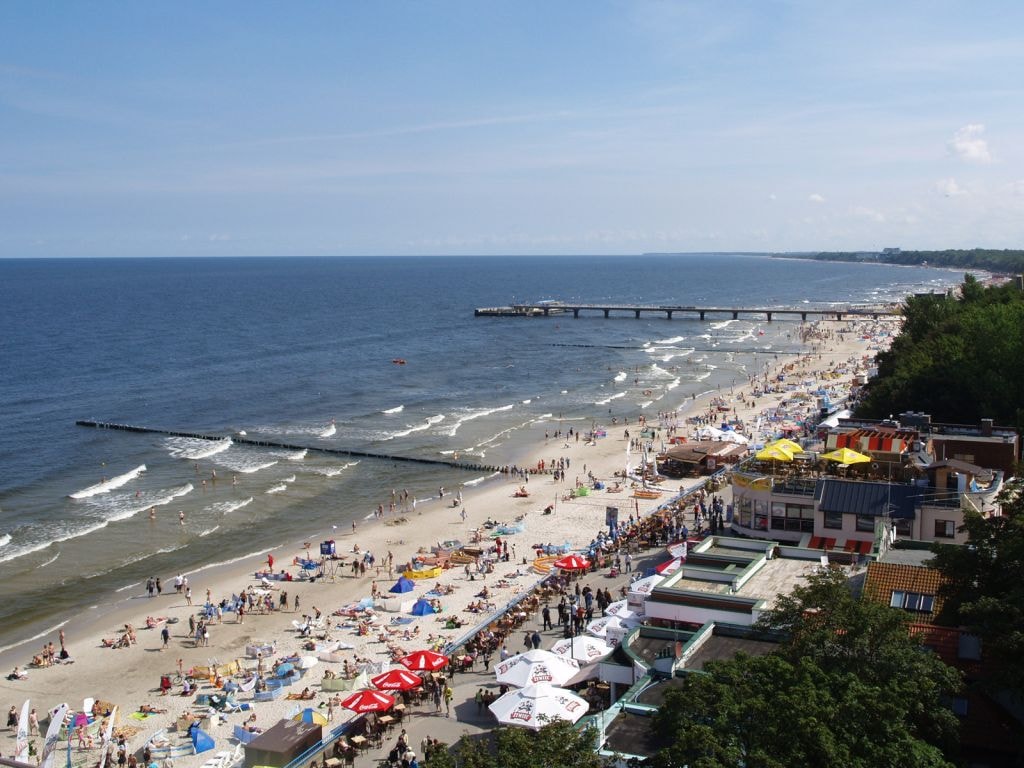 Plaża w Kołobrzegu (źródło: https://commons.wikimedia.org/wiki/File:Beach_in_Ko%C5%82obrzeg_2.jpg)