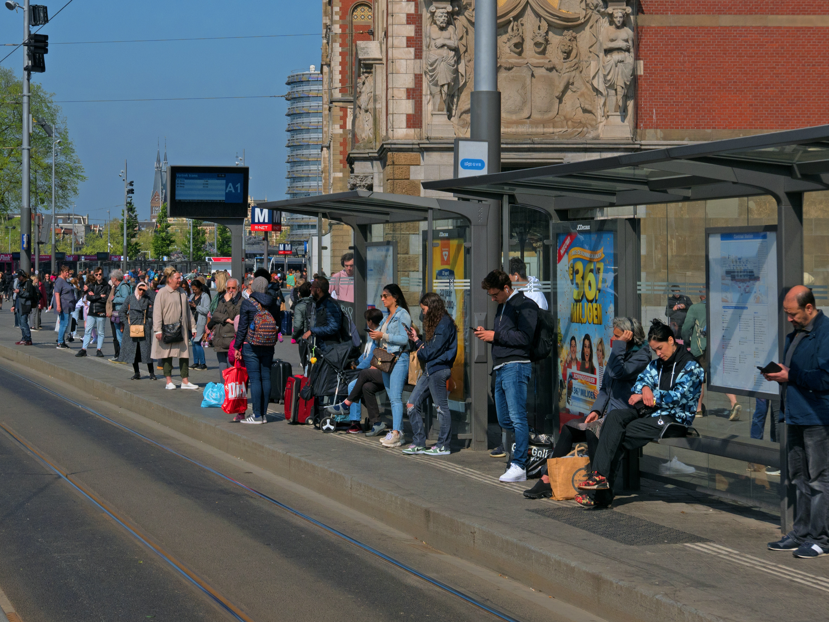 Een drukke bushalte in Amsterdam.
