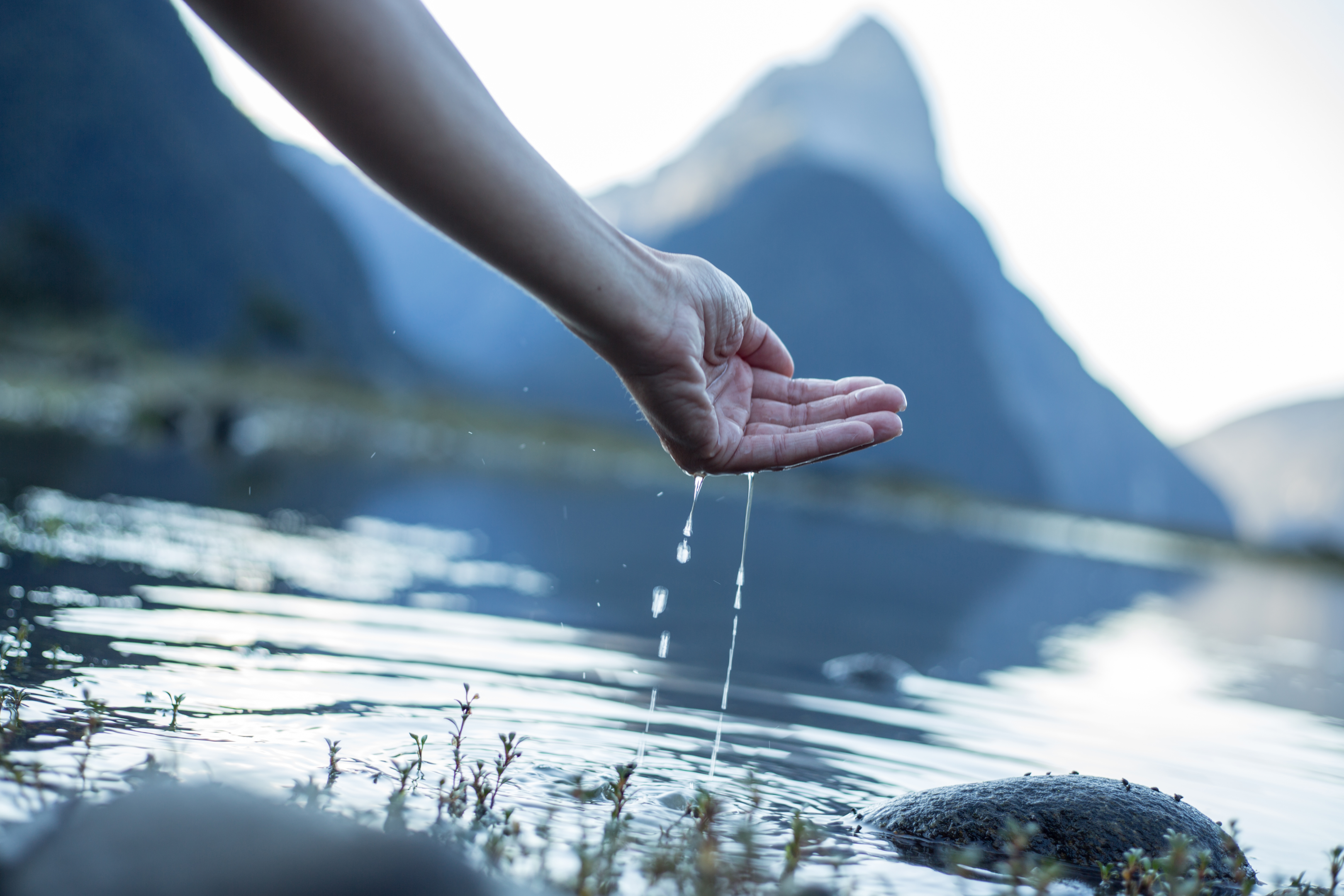 a handhold to catch fresh water from a lake