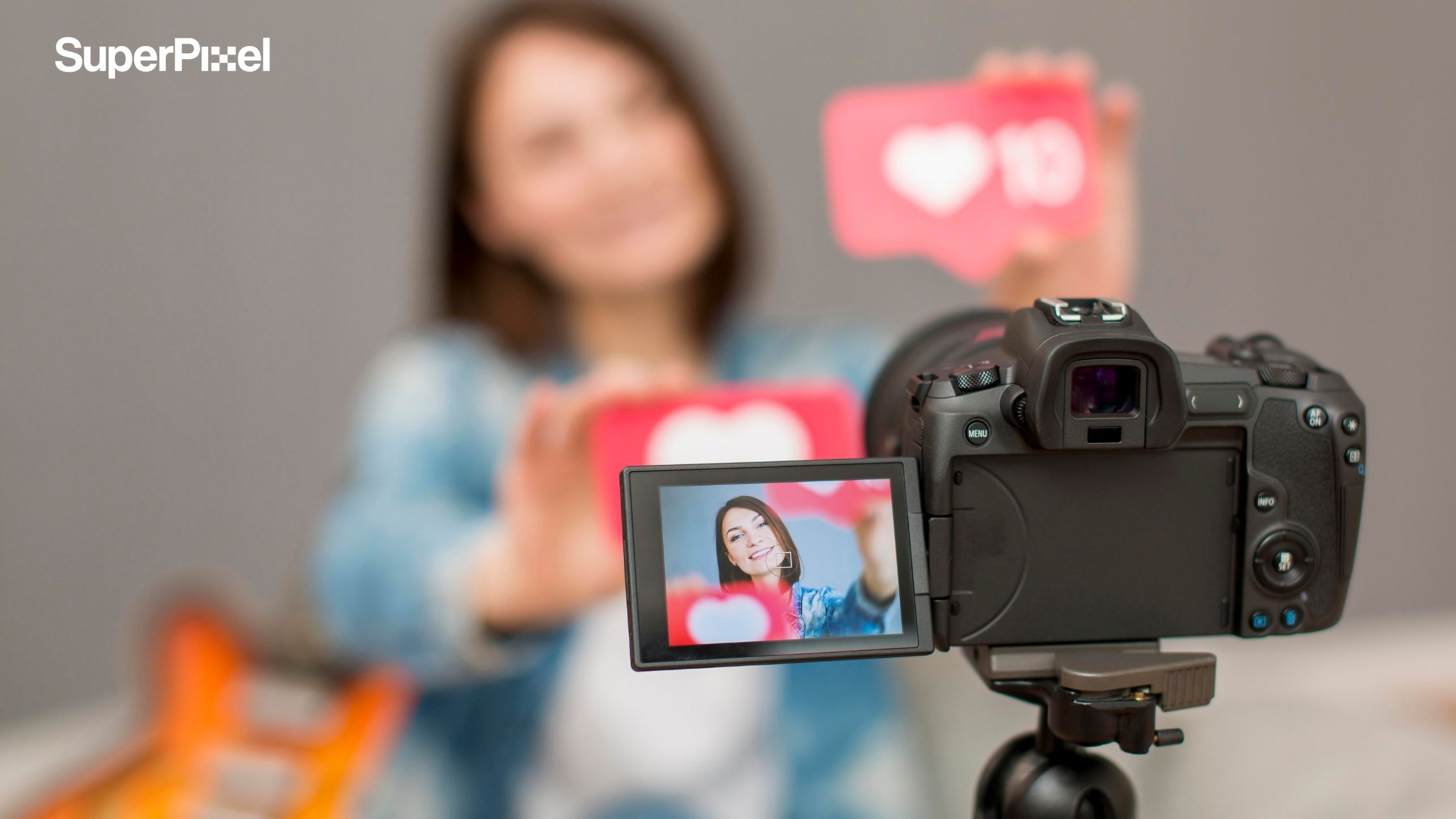 Close-up camera on tripod recording vlogger (dok.freepik)