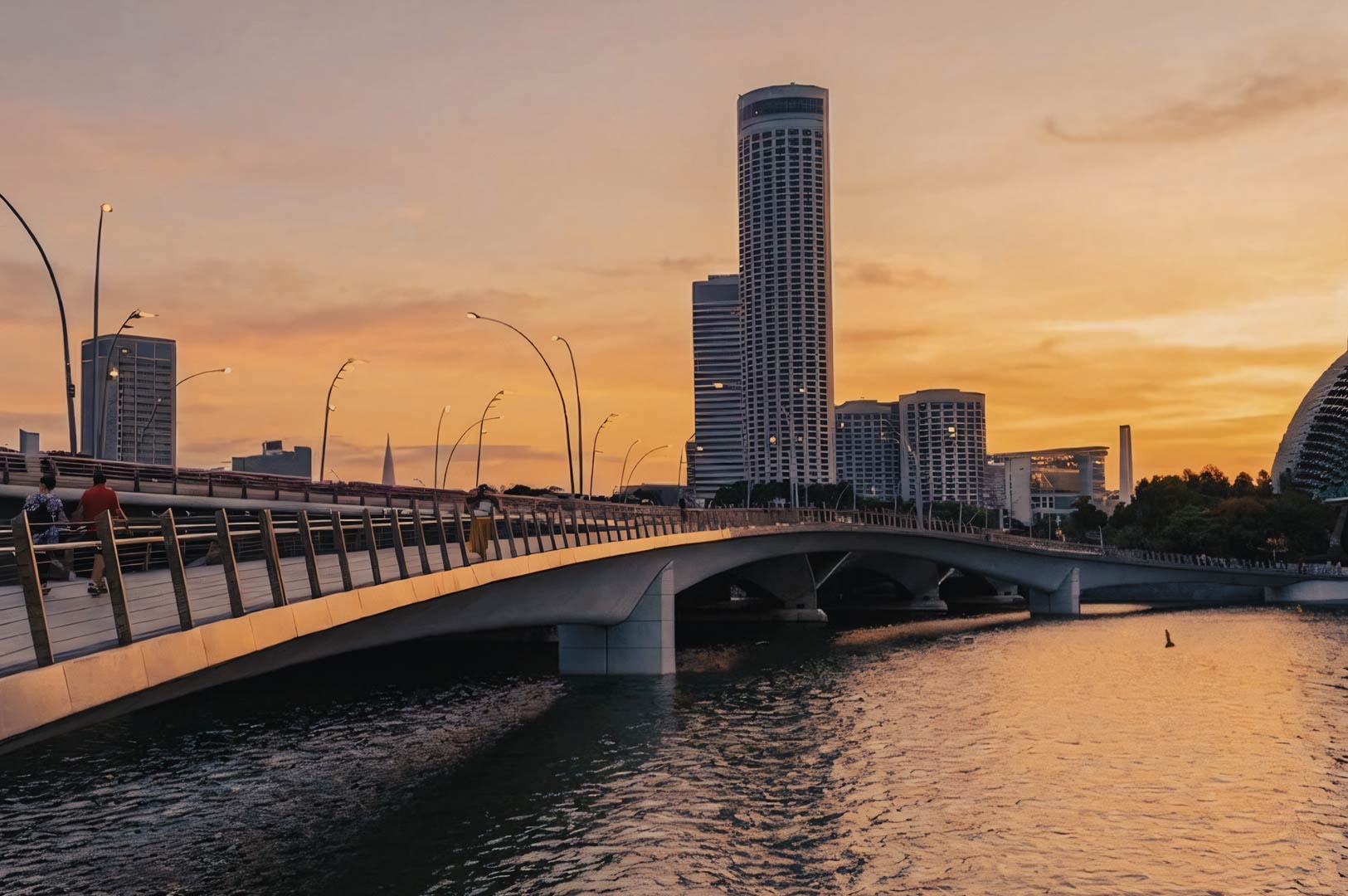 Jubilee Bridge leading toward Marina Bay and city buildings in the background.