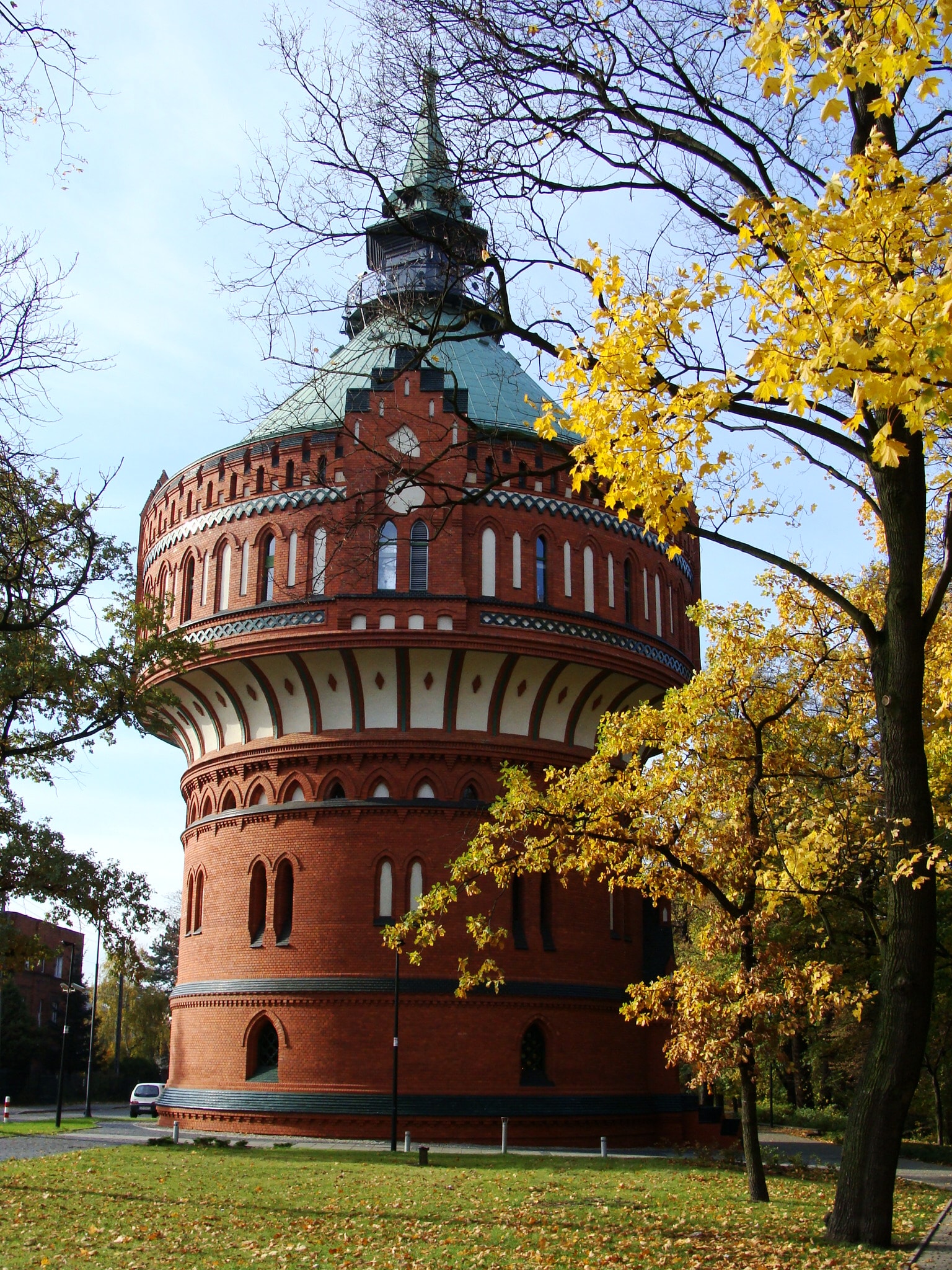 Wieża ciśnień w Bydgoszczy (źródło: https://commons.wikimedia.org/wiki/File:Wodoci%C4%85gowa_wie%C5%BCa_ci%C5%9Bnie%C5%84,_(19).JPG)