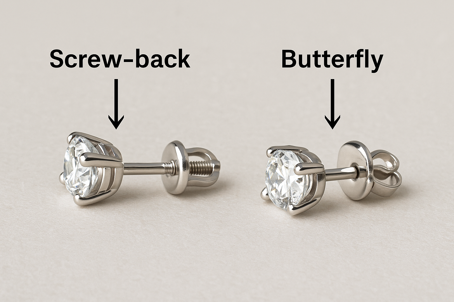 Du deimantiniai auskarai vinukai ant balto fono: kairėje – su screw‑back sraigtiniu užsegimu, dešinėje – su butterfly plokšteliniu užsegimu