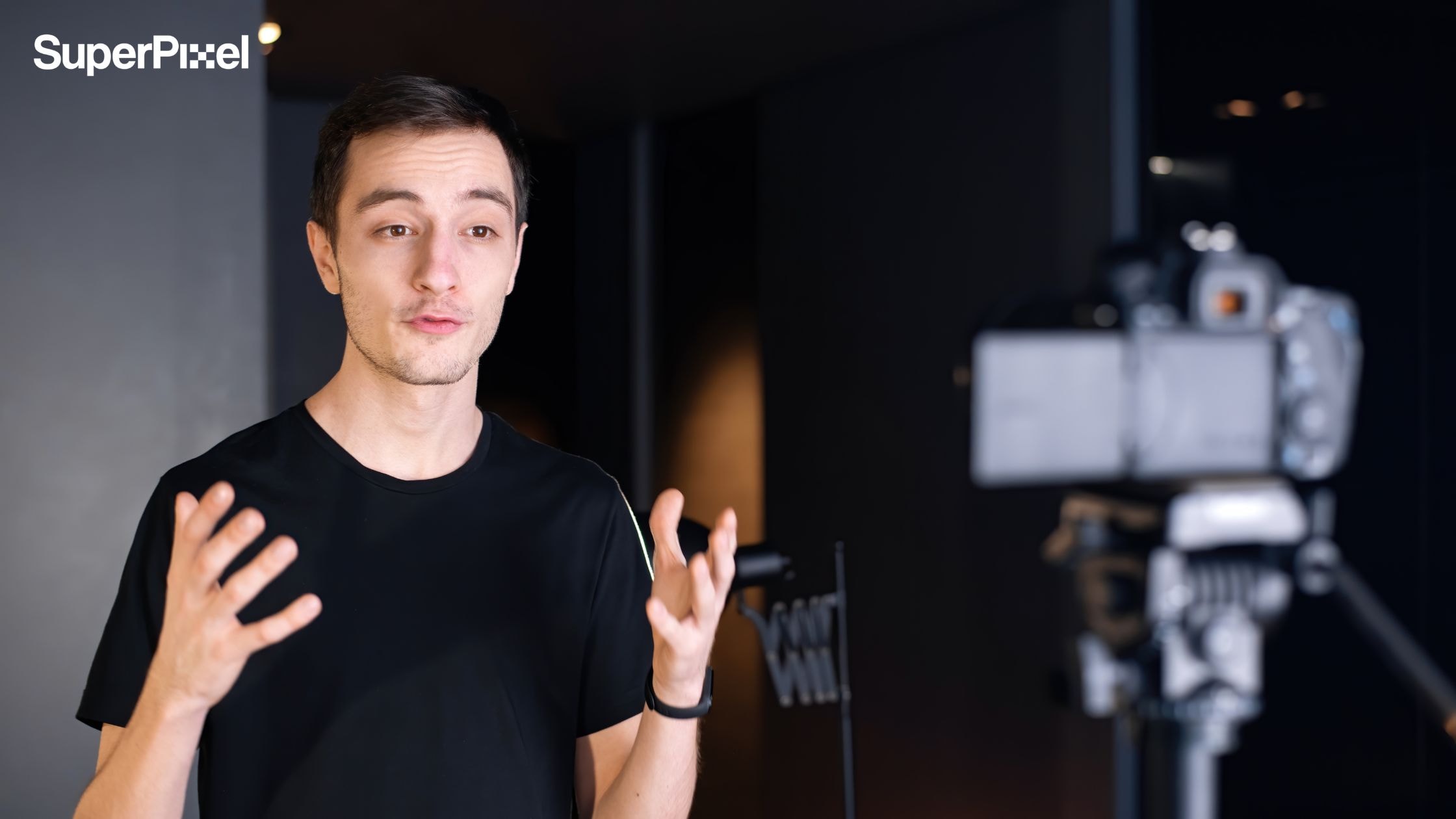A person speaking confidently on camera for an introductory video (dok.freepik/frimufilms)