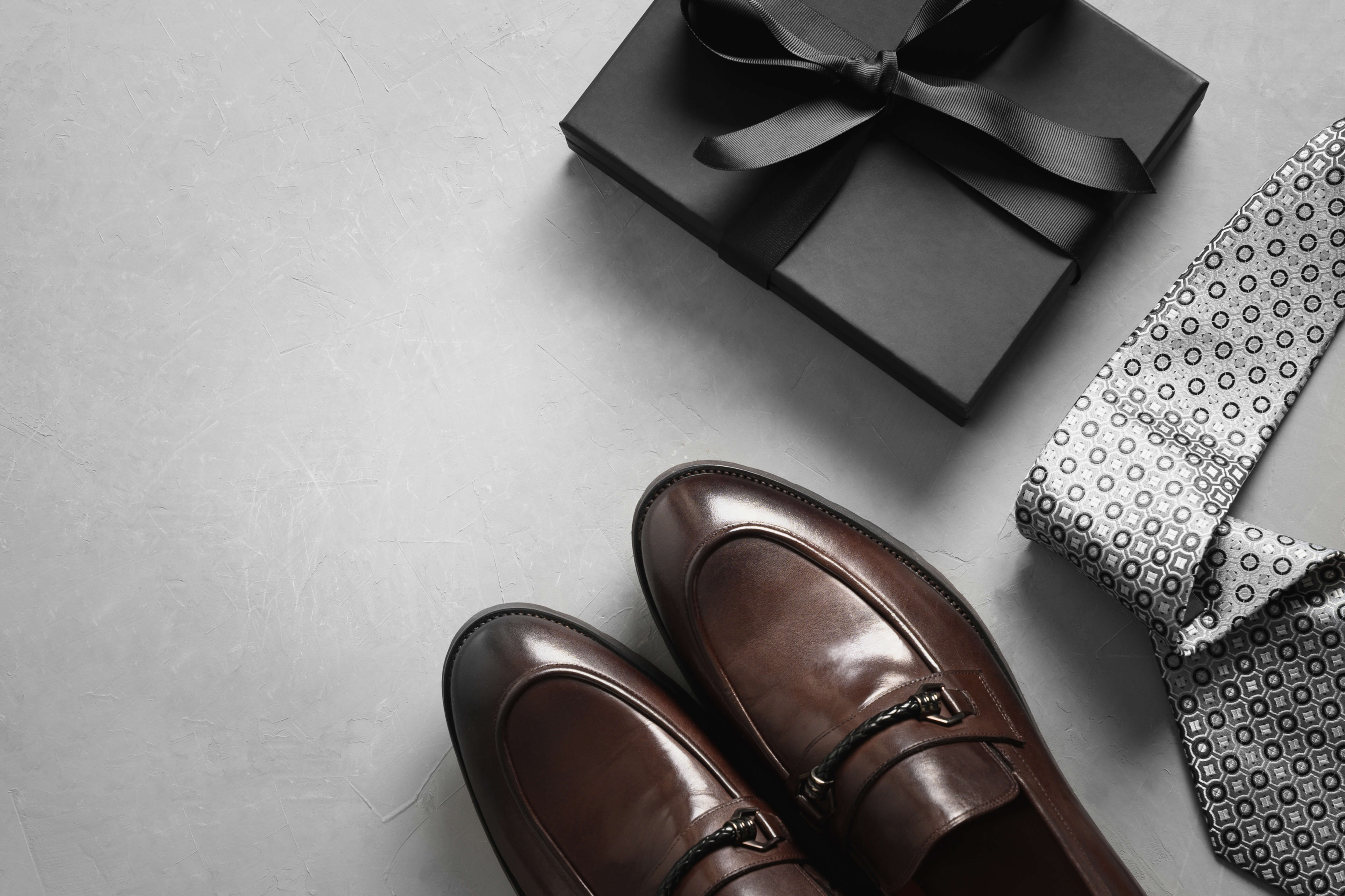 Accessories that one can wear with brown shoes. Black box and grey tie.