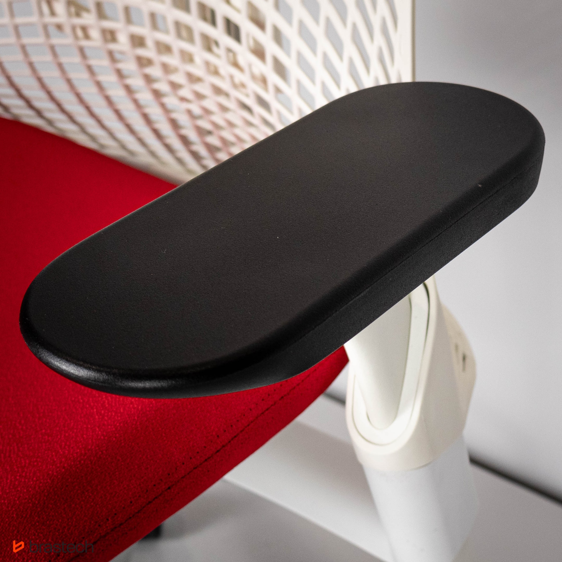 Herman Miller Sayl- fotel zainspirowany mostem Golden Gate. 6 Szeroki podłokietnik 4D w Herman Miller Sayl. Źródło: Brastech