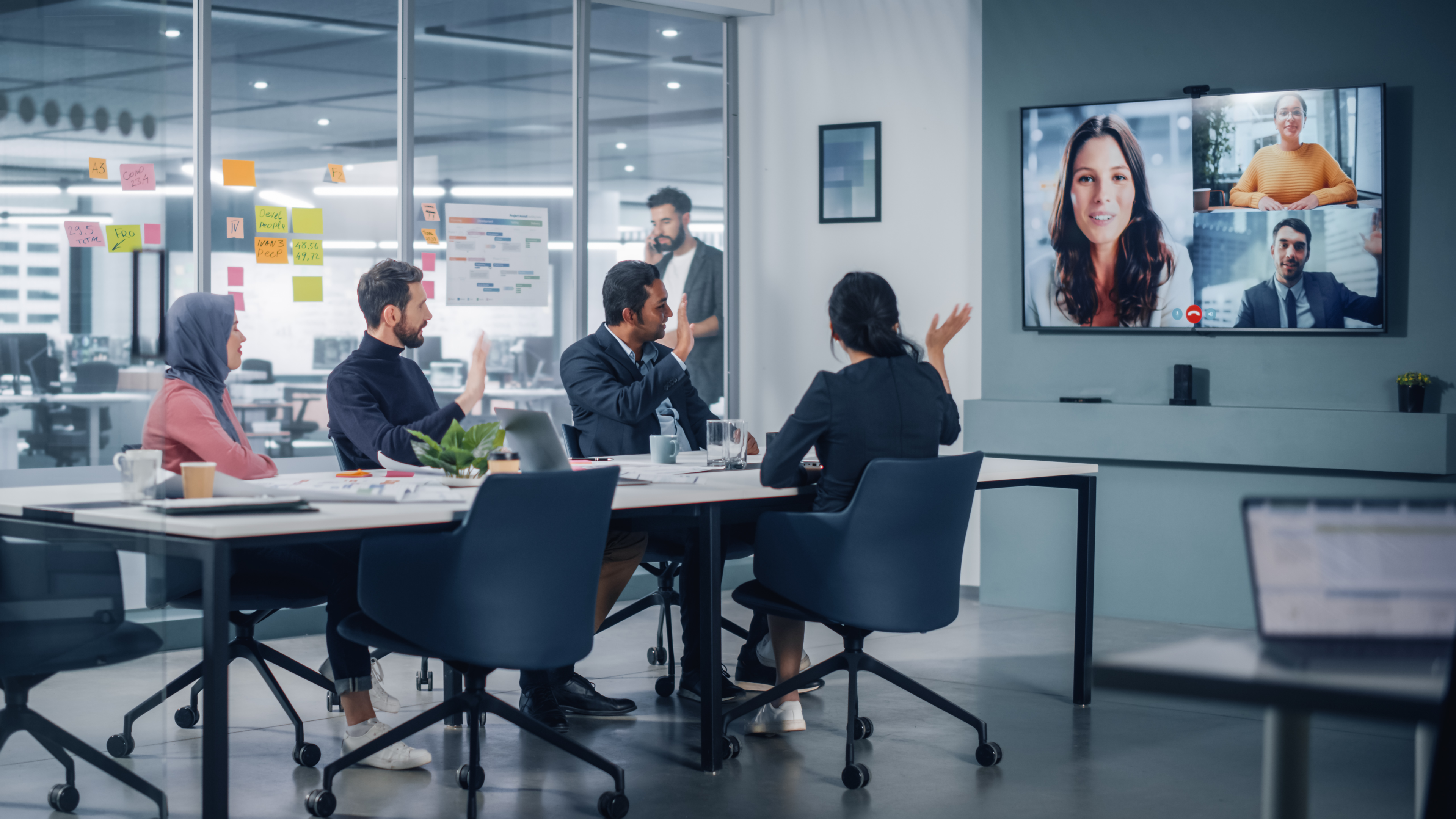 The working environment in the office influences how productive we work! Image credits: gorodenkoff (https://www.istockphoto.com/de/foto/gesch%C3%A4ftsleute-f%C3%BChren-videoconferences-with-big-wall-tv-im-b%C3%BCrobebriefungsraum-durch- gm1363105039-434798177?phrase=B%C3%BCro%20)