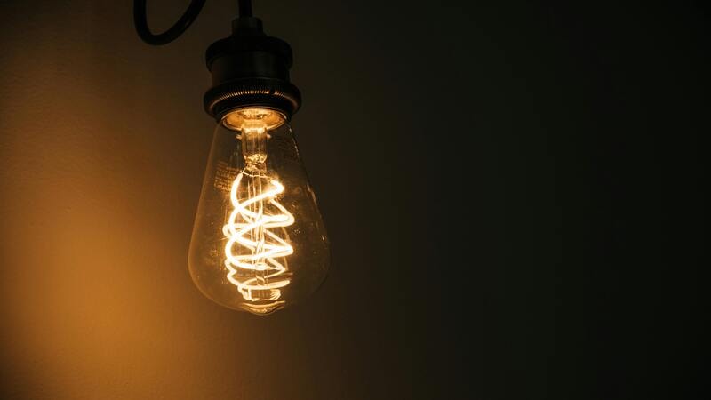 Ampoule à incandescence à conception en spirale