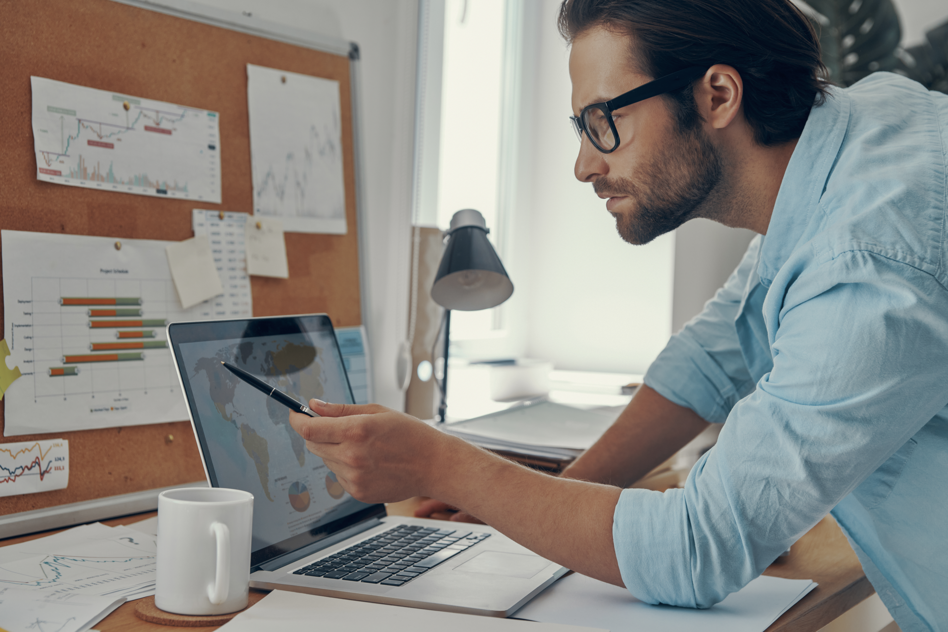 Man analysing data on laptop