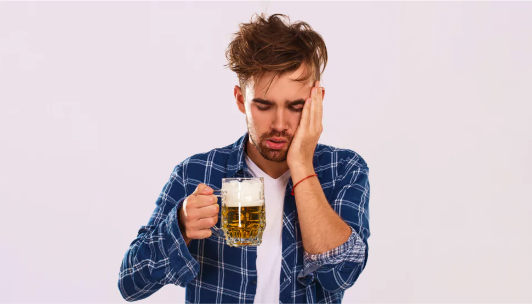 Ung mann med tisset skjorte holder ølglass og tar seg til tann eller kjeve i smerte, som ved tannverk eller munnproblemer. alkohol etter tanntrekking drikke alkohol første døgnet dry socket ta kontakt tanntrekking første timene bedøvelsen går første dagene ta smertestillende alkohol god tilheling skyll munnen ukes tid drikke tannlegen 4 dager tann første tannen såret bør munnen tenner visdomstenner får dager smertestillende unngå vanlig blødning mer fjernet spise andre hevelse infeksjon normalt trukket smerte dersom ganger fjernes smerter visdomstann kirurgisk god litt mat øker lenge mye viktig time trekking dagen timer behandling helt gjør dagene tilheling kontakt går tid tennene behov timene dag fått forsiktig ofte gjøre tannlege drikker bedøvelsen feber røyking trekke mulig