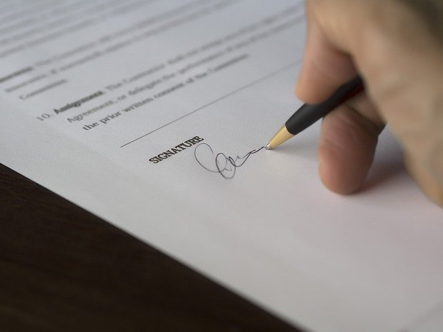 Een contract wordt ondertekend door alle betrokken partijen