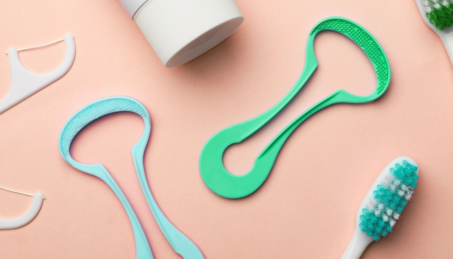 Tannpleieutstyr: tungeskrape, tannbørste, tanntråd og tannkrem.