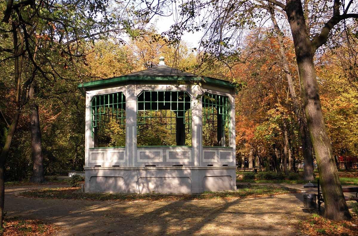 Park Kościuszki i romantyczna altana, która znajduje się na terenie parku. Źródło: https://commons.wikimedia.org/wiki/File:Radom,_Altana_-_fotopolska.eu_%28257679%29.jpg