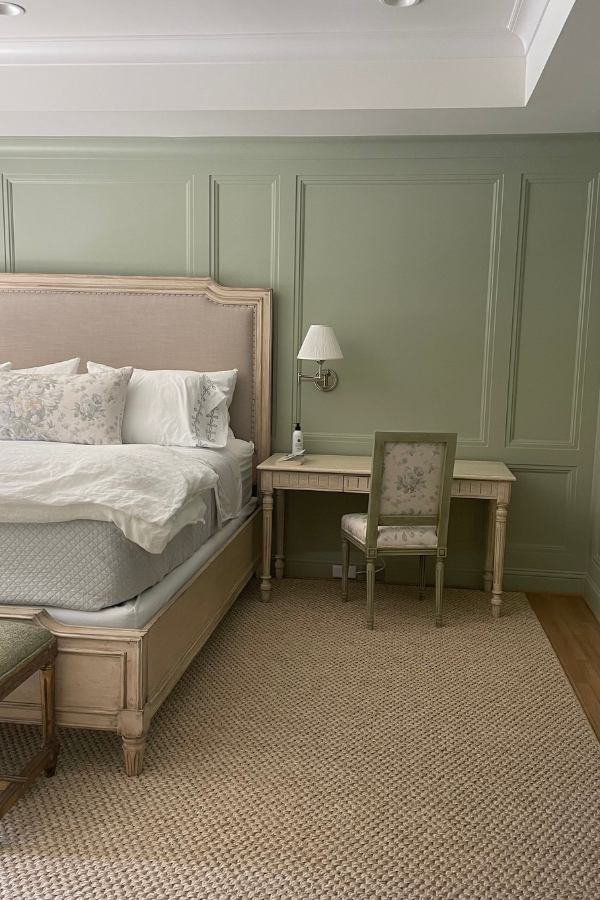 an interior that draws somewhat from Georgian interiors