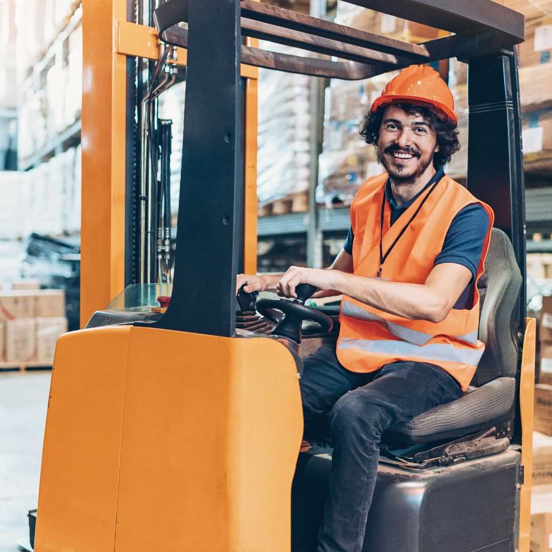 Le chariot à mât rétractable est une des stars de l'entrepôts grâce à sa maniabilité et ses capacités de stockage en grande hauteur. Doté, d'une conduite latérale, il nécessite un peu de temps d'adaptation pour obtenir une conduite fluide. Mais une fois adopté, il devient le chouchou des caristes expérimentés.