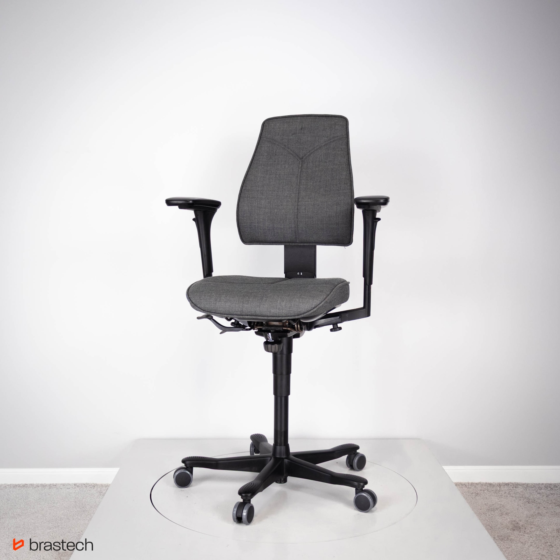 Fotel biurowy – klucz do zdrowia, komfortu i efektywności w pracy 9 Kinnarps 6000. Tani ergonomiczny fotel. Źródło: Brastech