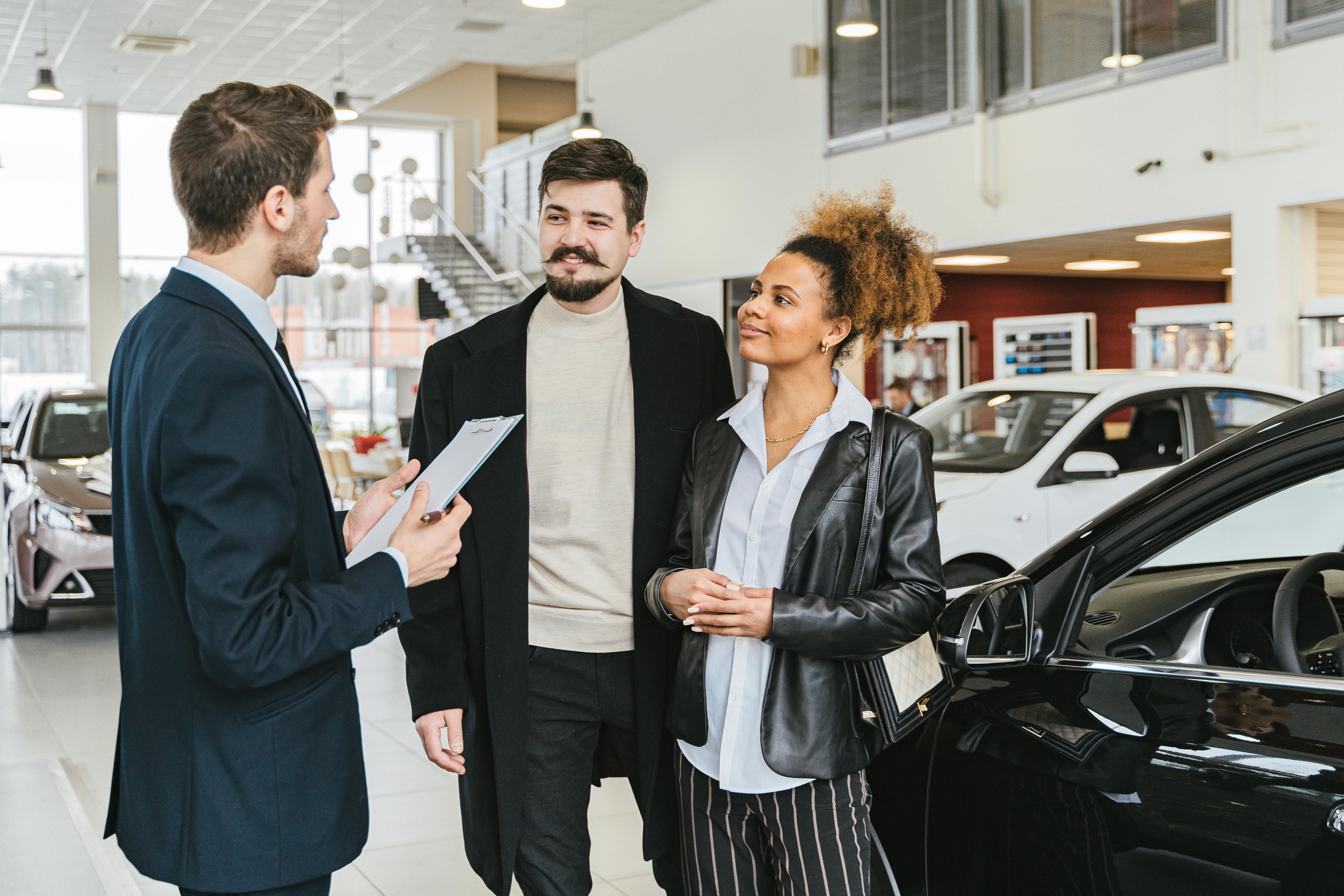 Een gerenommeerd autobedrijf met schadeauto's in de showroom.